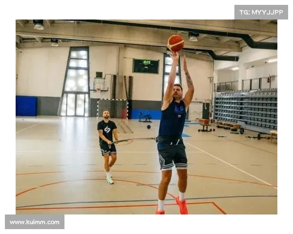 东契奇称身体特训带来多重益处 新赛季将向斯玛特学习强化防守技巧 东契奇称身体特训带来多重益处 新赛季将向斯玛特学习强化防守技巧